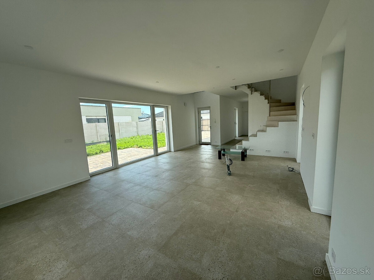 Na predaj 4-izbový dom / poschodový / vo vybavení ŠTANDARD - 4