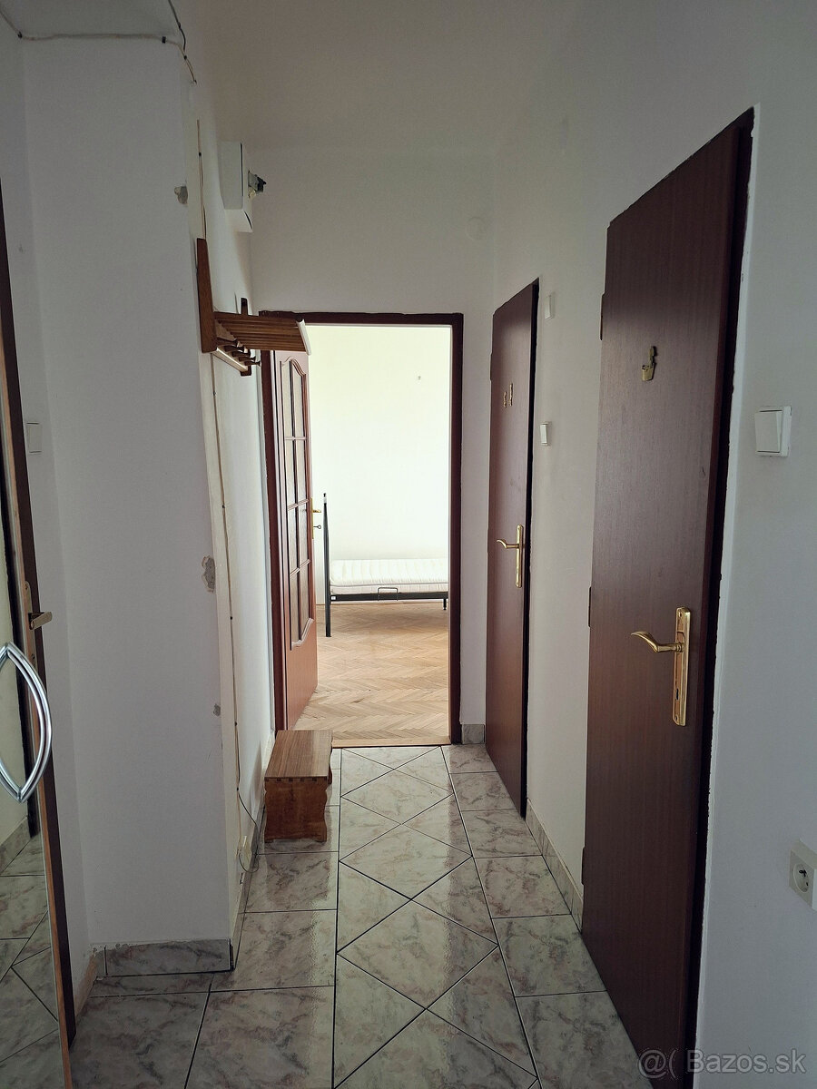 PRÍJEMNÝ 2-IZB.BYT V MESTSKEJ ČASTI TRNÁVKA, HANÁCKA UL., TE - 4