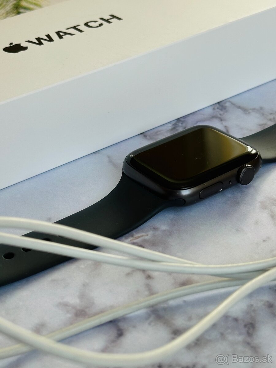 Apple Watch Series SE (1. generácie) 44 mm - 4