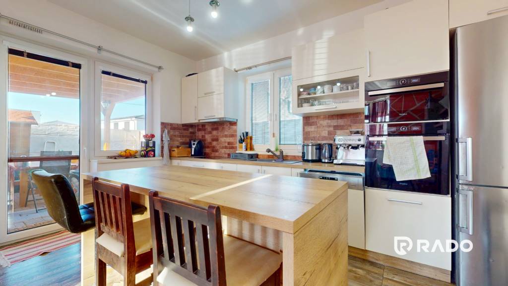 RADO | 3i byt v tehlovom dome so záhradou a parkovaním | Bis - 4