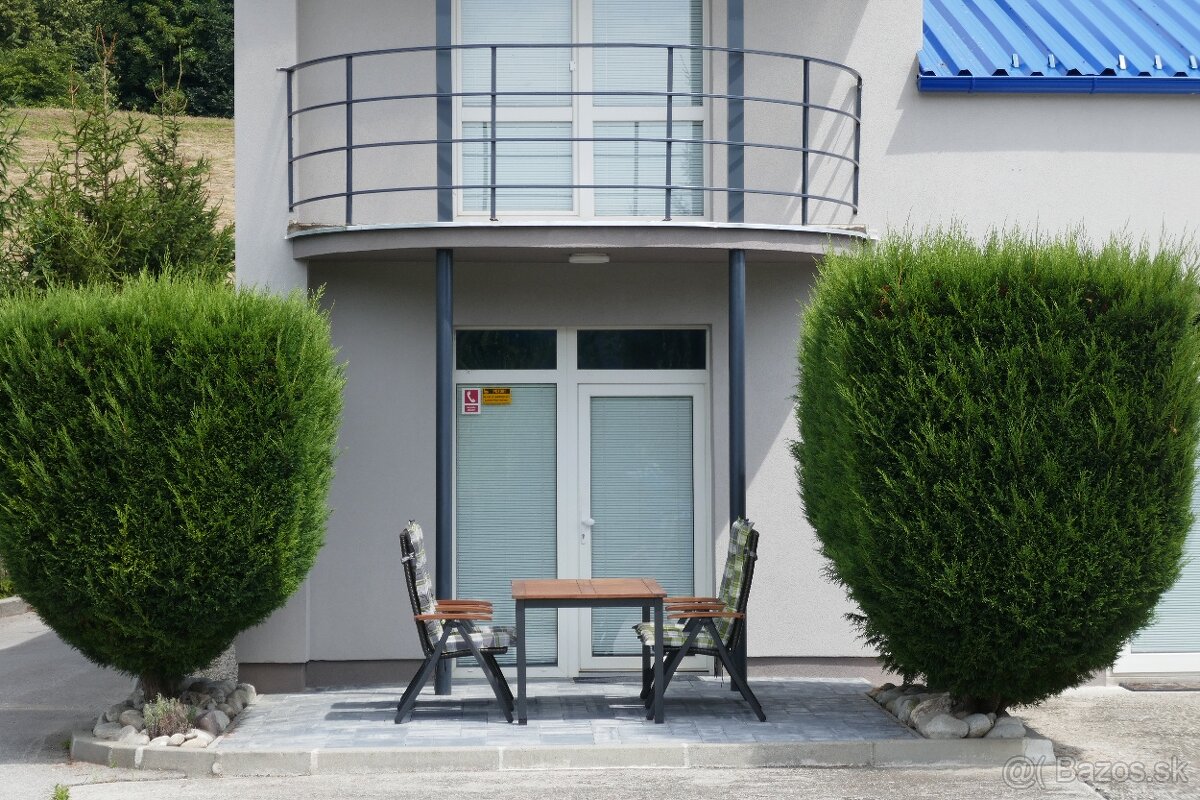 Na predaj polyfunkčná budova s bytom a garážou - 4