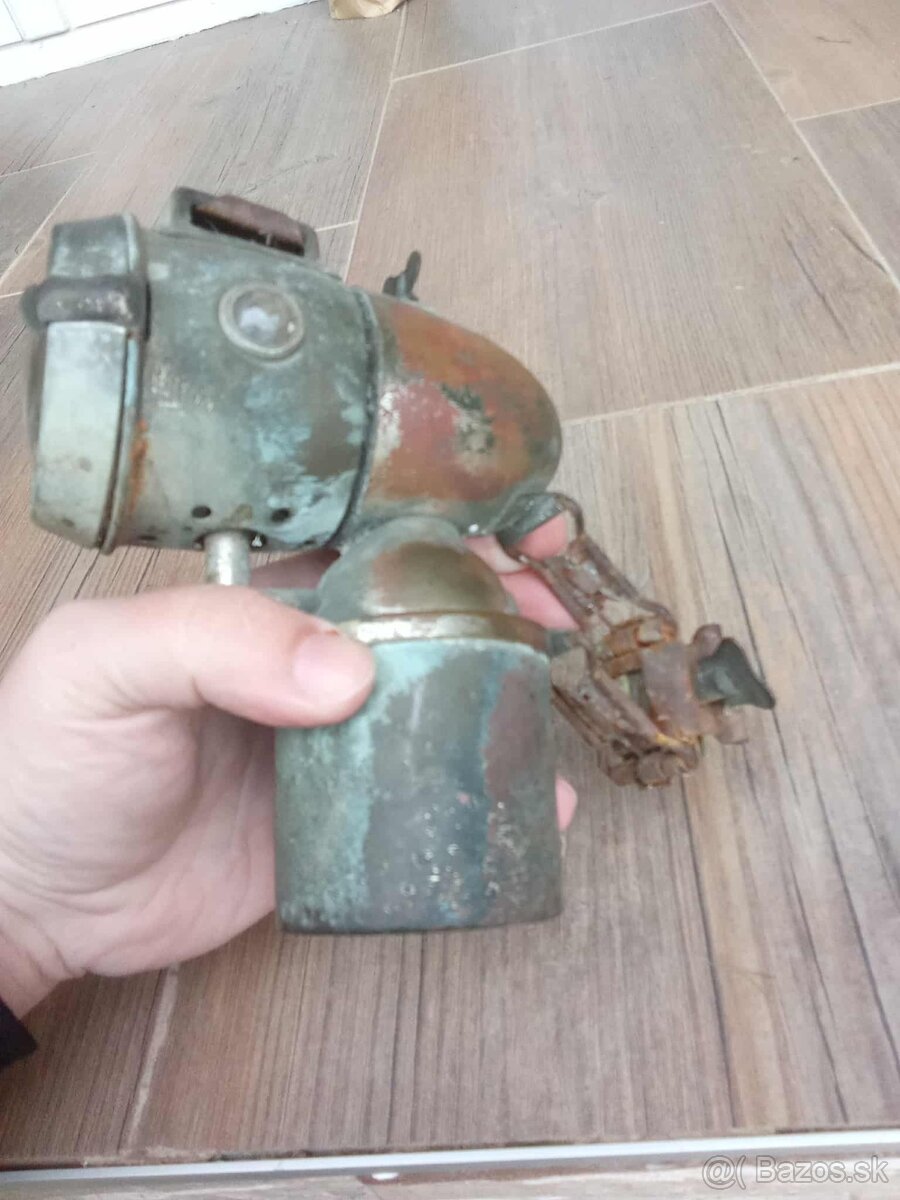 stare karbidove svetlo na historicky bycikel. zn. TATRA - 4