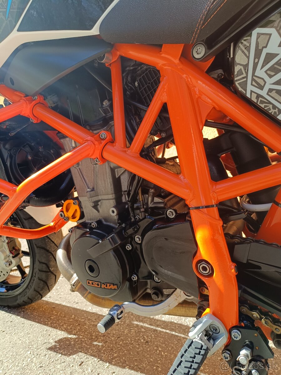 Duke 690
