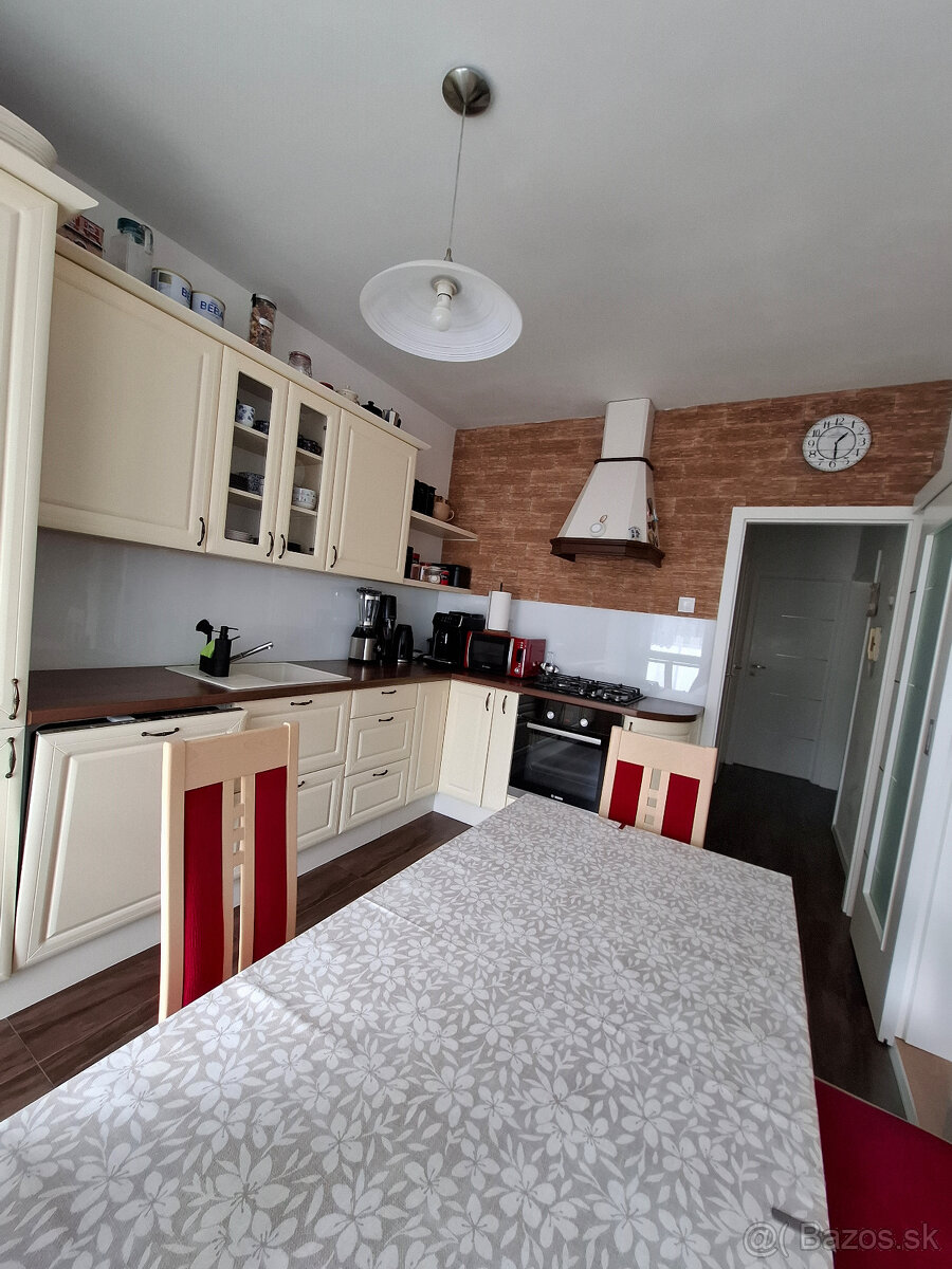 Predaj priestranný 3 izbový byt - 4