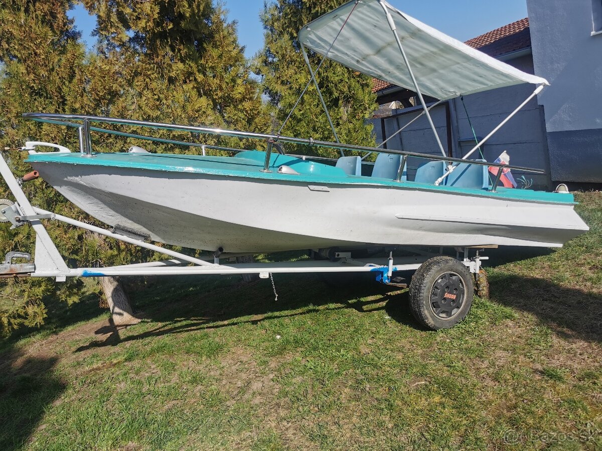 Laminátový motorový čln - 4