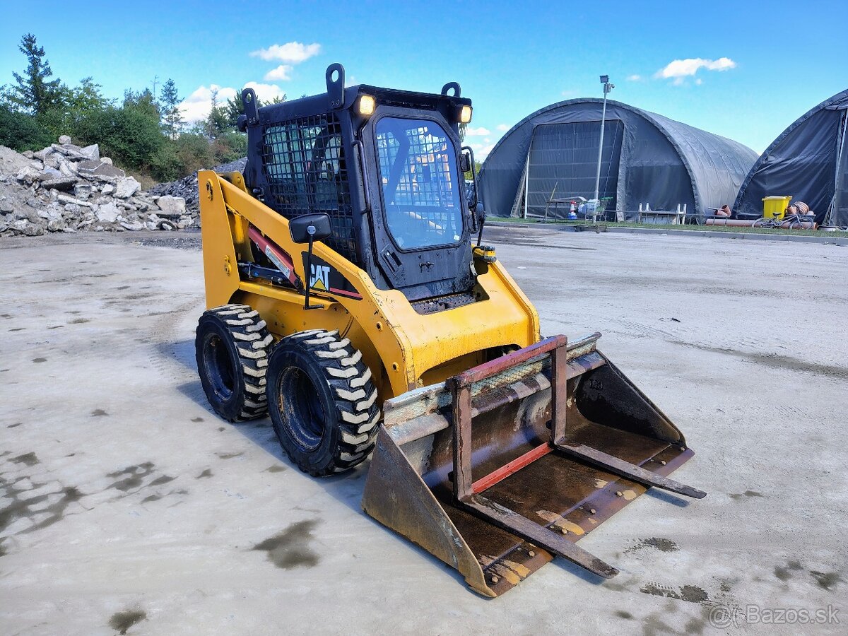 Nakladač CAT 226 - 4