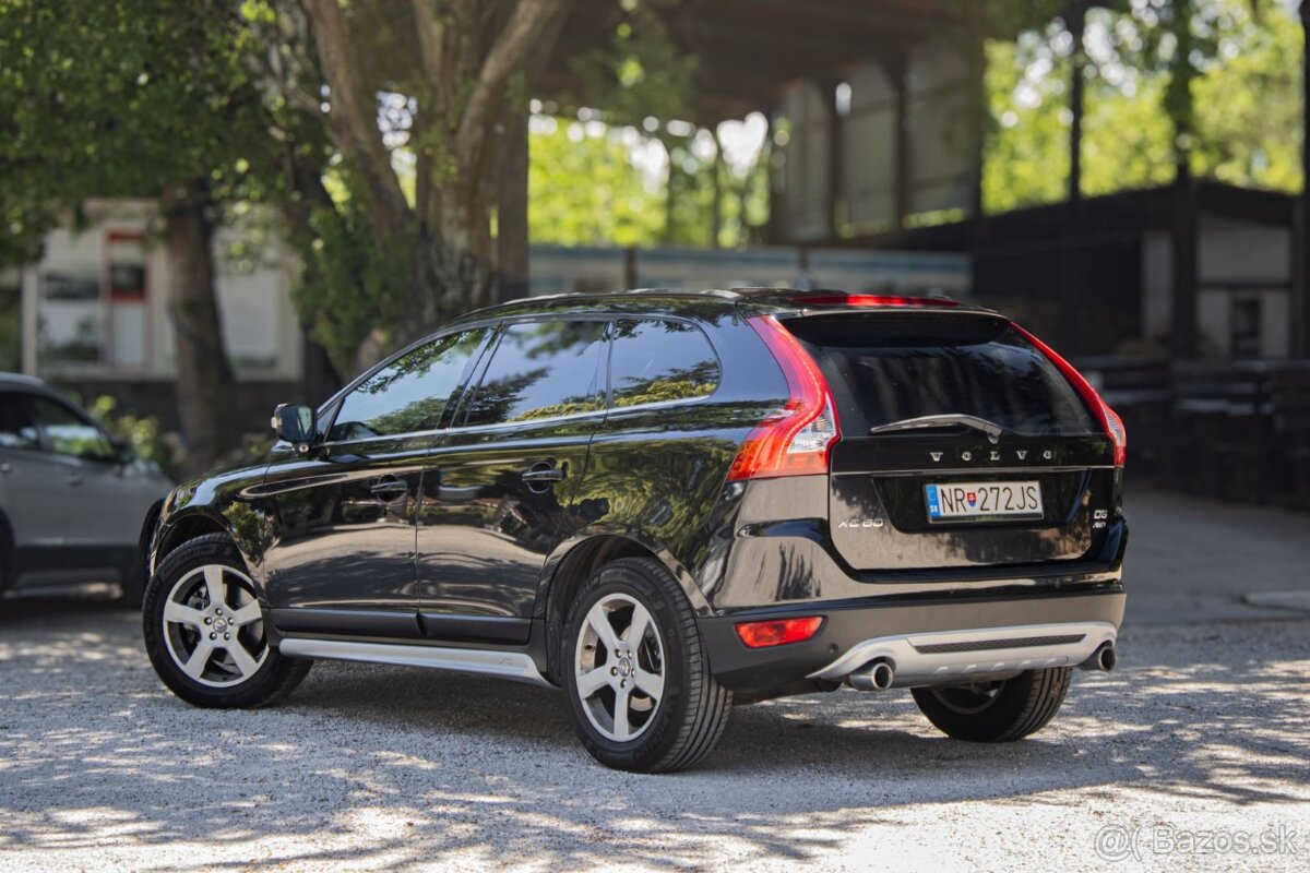 Volvo XC60 R-Design AWD - 4