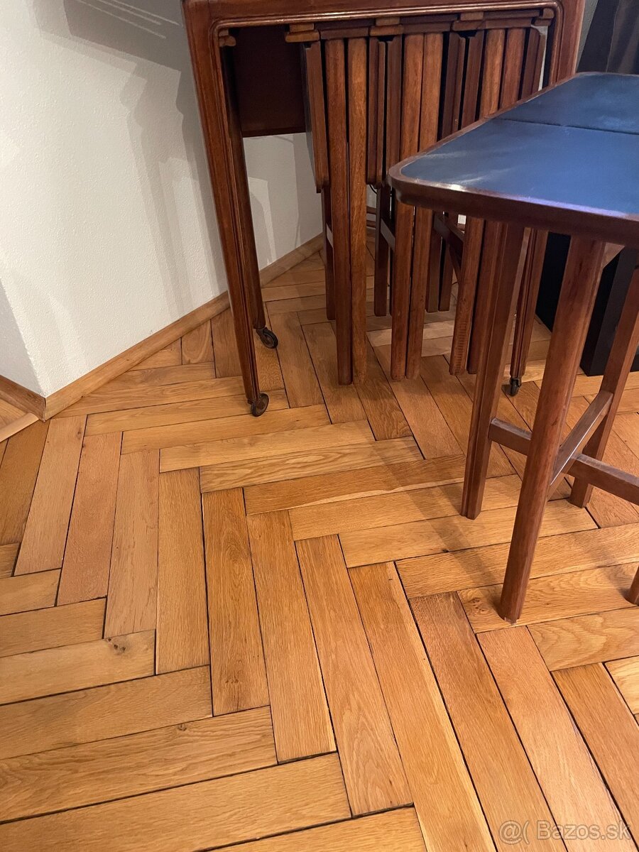 Starý skladajúci stolík a stoličky 4-skladeteľné. - 4