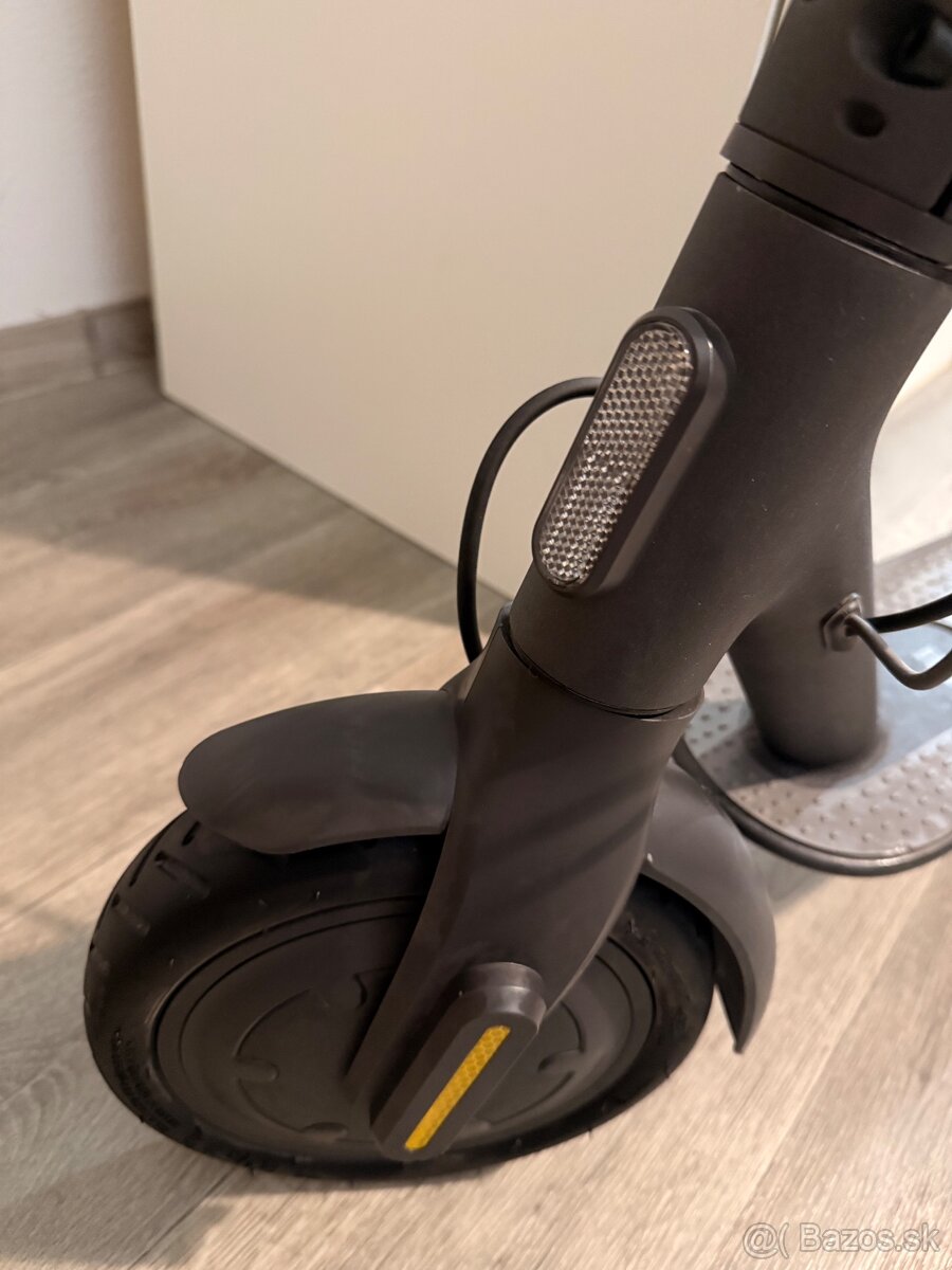 Elektrická kolobežka Xiaomi Mi Essential - 4