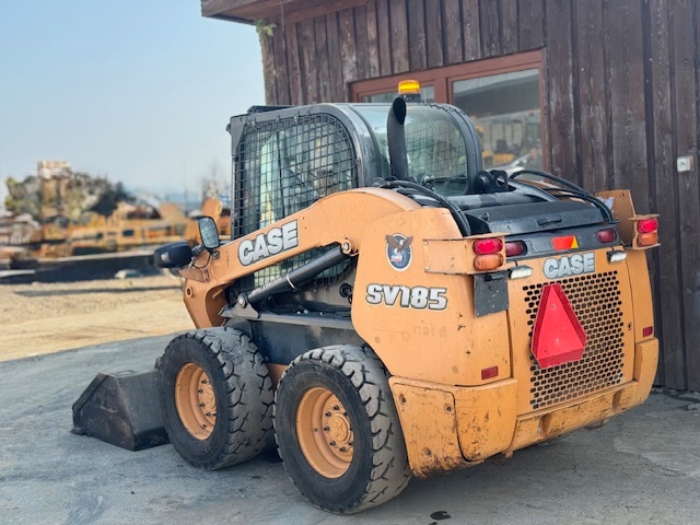 Smykový kolový nakladač Case SV185 - 4