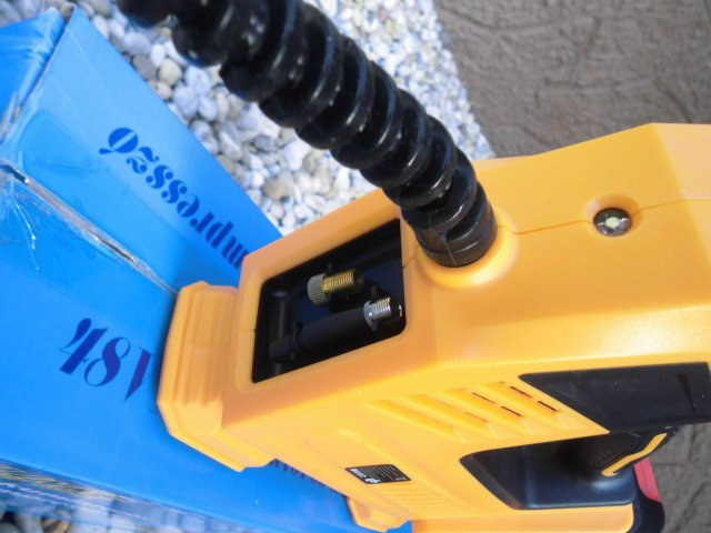 Aku kompresor prenosný zo svetlom +nastavce 2x aku nabijačka - 4