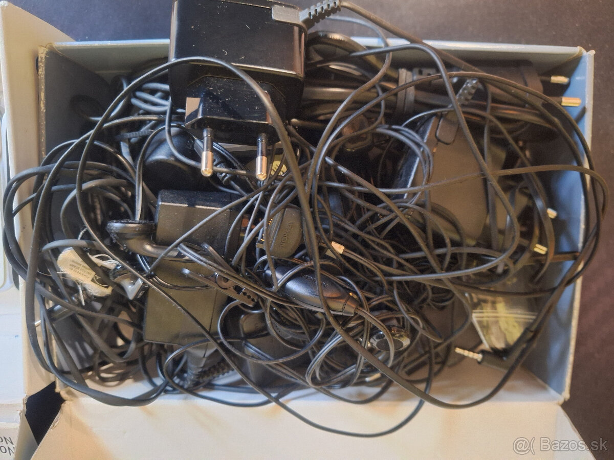 Stare retro GSM mobily NOKIA s prislusenstvom - 4