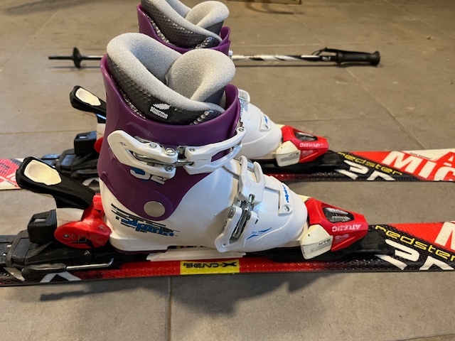 Lyze Atomic + Lyziarky + palice - 4