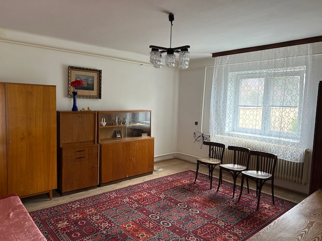 Na predaj: Rodinný dom s veľkým pozemkom v pokojnej lokalite - 4