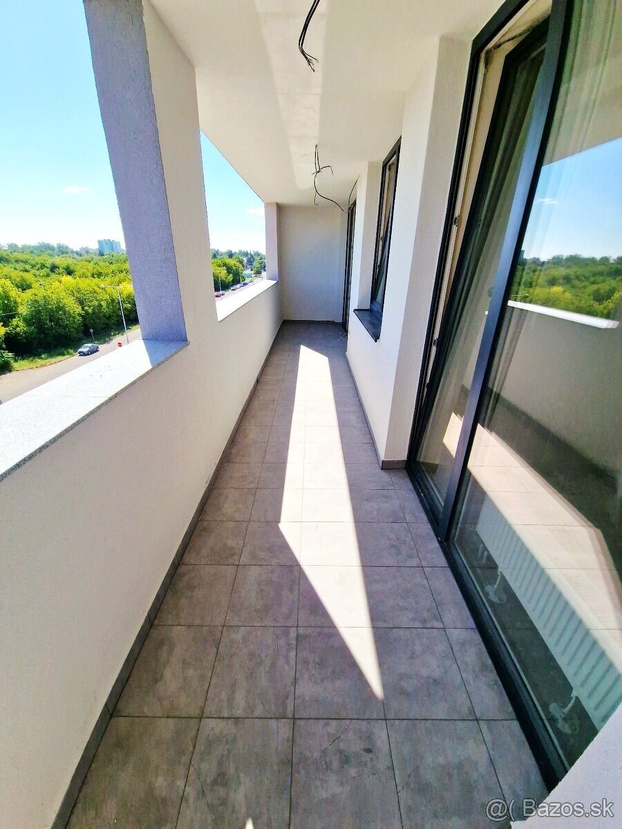 NOVOSTAVBA - PREDÁM 3 IZBOVÝ BYT S VEĽKOU LOGGIOU - 4
