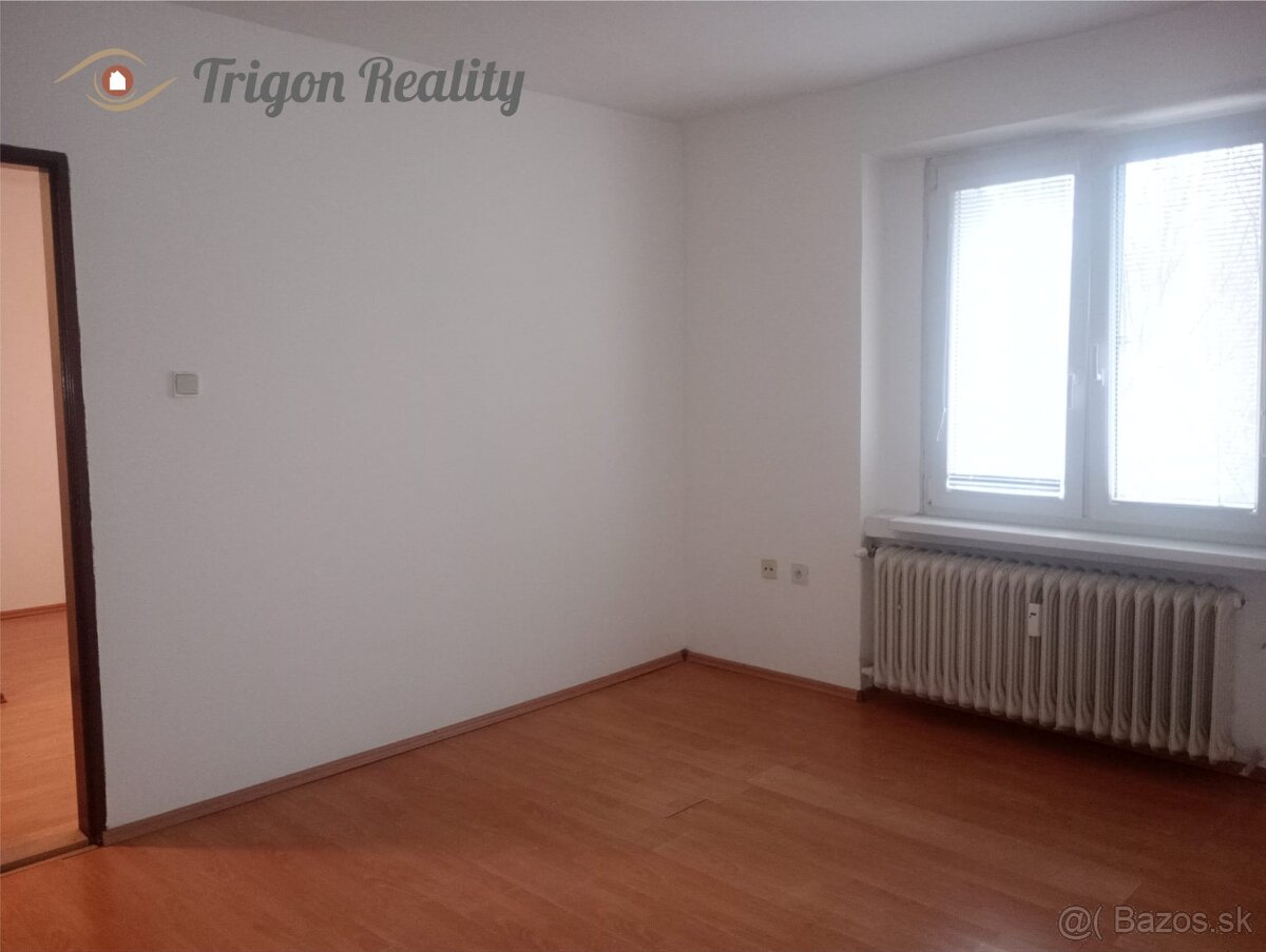 KOMÁRNO, I. sídlisko - tehlový atypický 2 izbový byt - 4