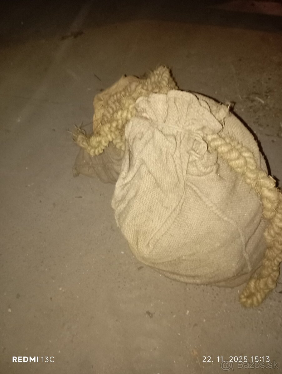 Staré jutové vrecia a lano. - 4