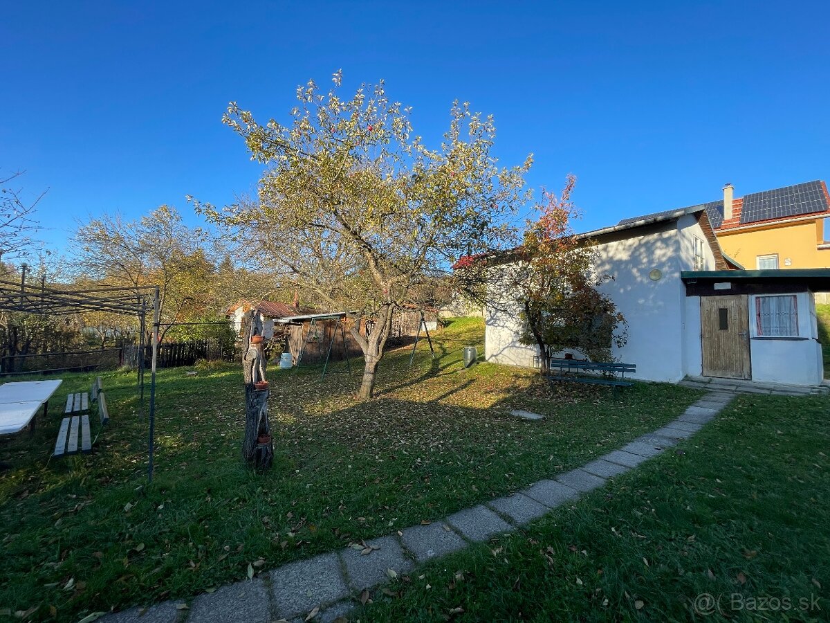 Predam pozemok s rozlohou 916 m² s chatkou a garážou - 4