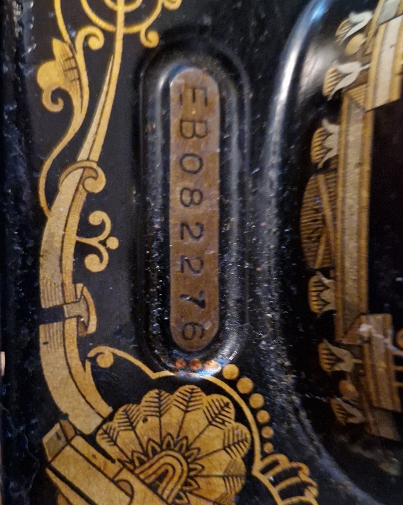 Starožitný šijací stroj Singer (1937) Sphinx + príslušenstvo - 4