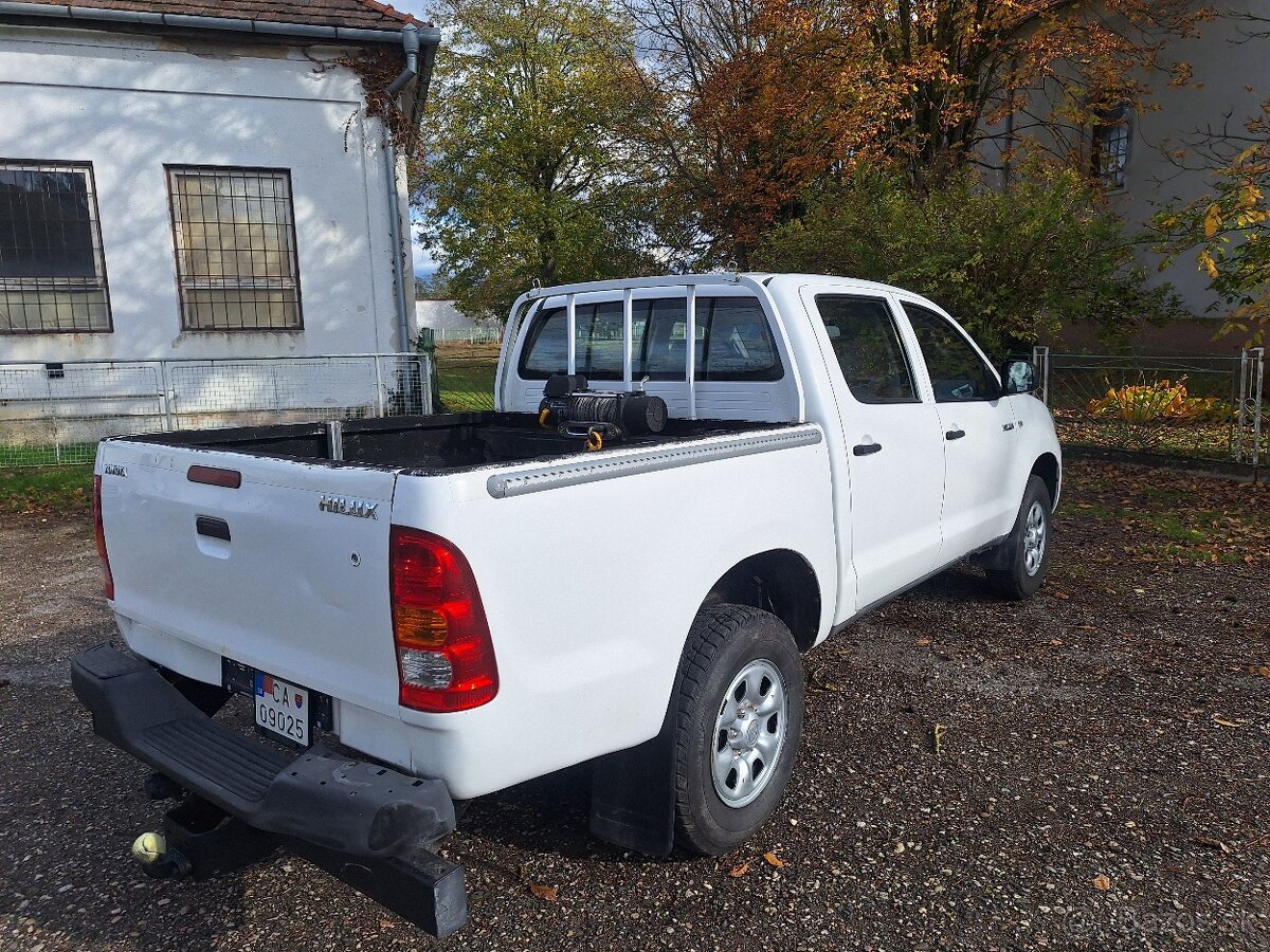 TOYOTA HILUX 2,5 DIESEL 4X4 UZÁVIERKU MA