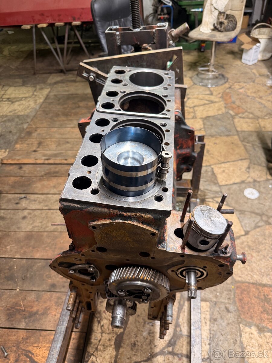 Polomotor Zetor 6901 - 4