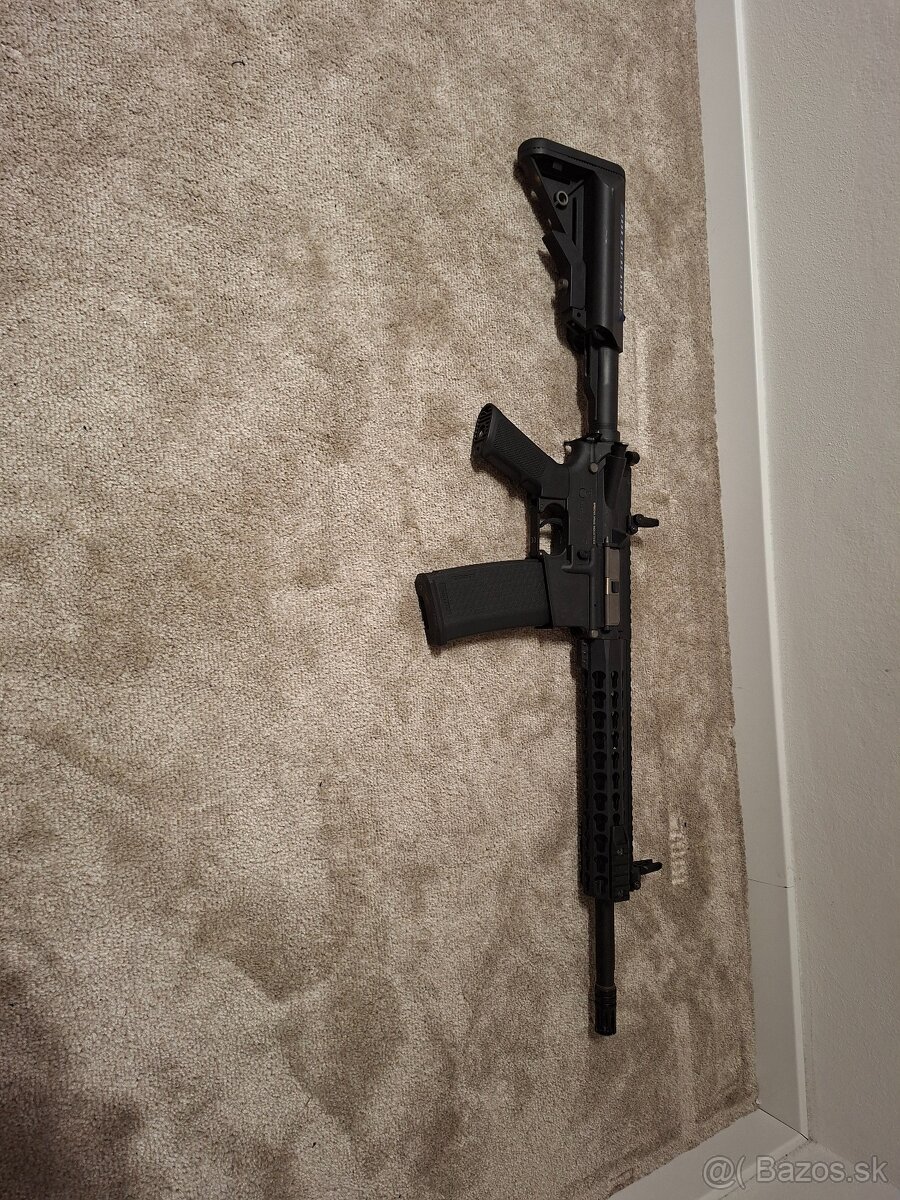 Predám airsoft elektrickú zbraň m4 - 4