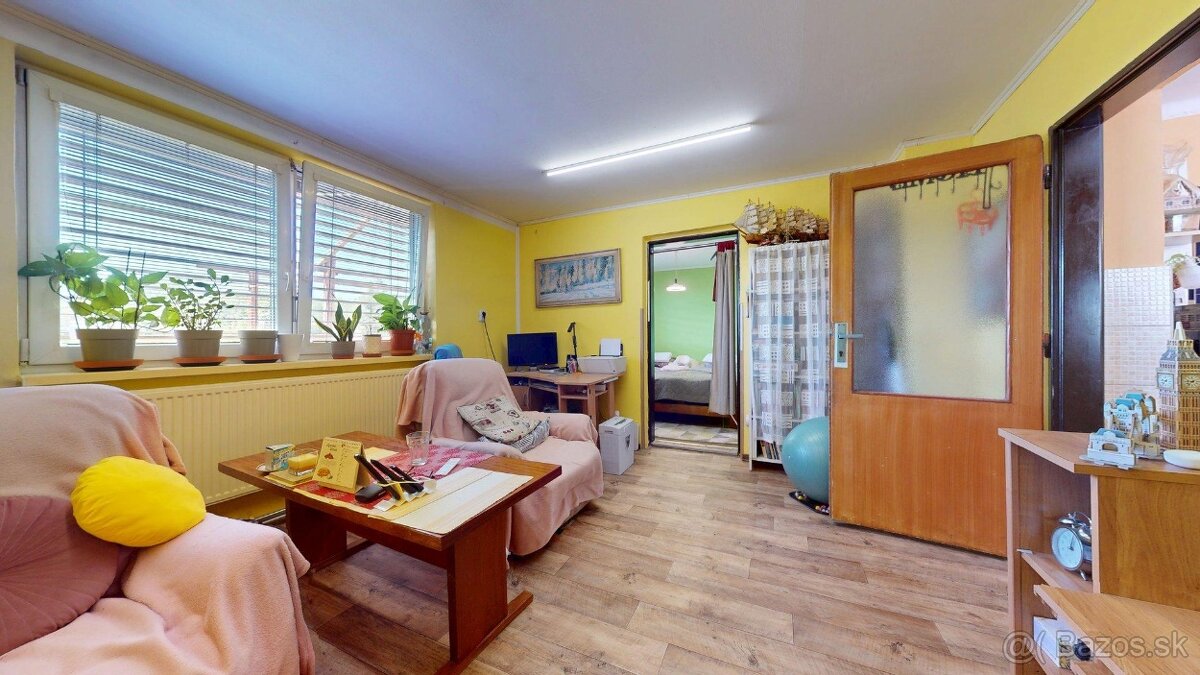 4-IZB. RD s veľkým pozemkom - HLOHOVEC - 4