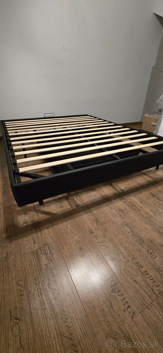 levitujúca posteĺ - 4