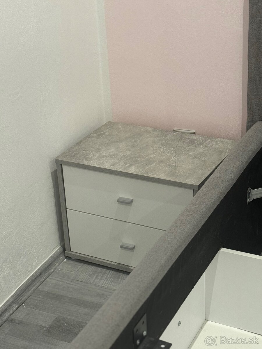 Čalúnená posteľ s nočnými stolíkmi - 4