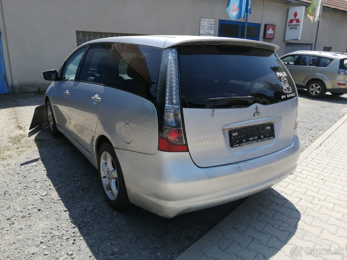 Mitsubishi Grandis 2.4B - 4
