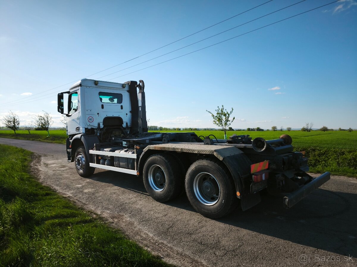 Mercedes Arocs 2645 kontajner