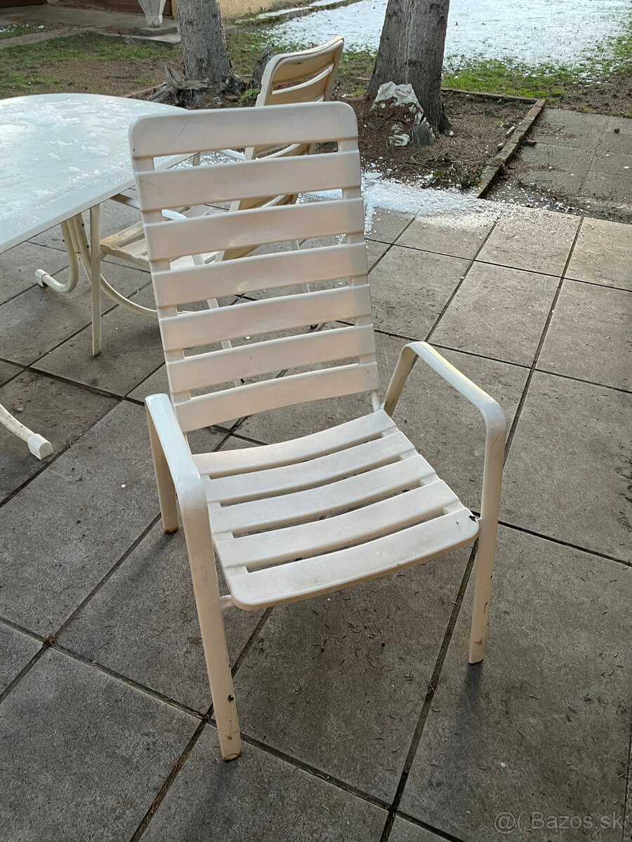 Stôl a 4 stoličky - 4