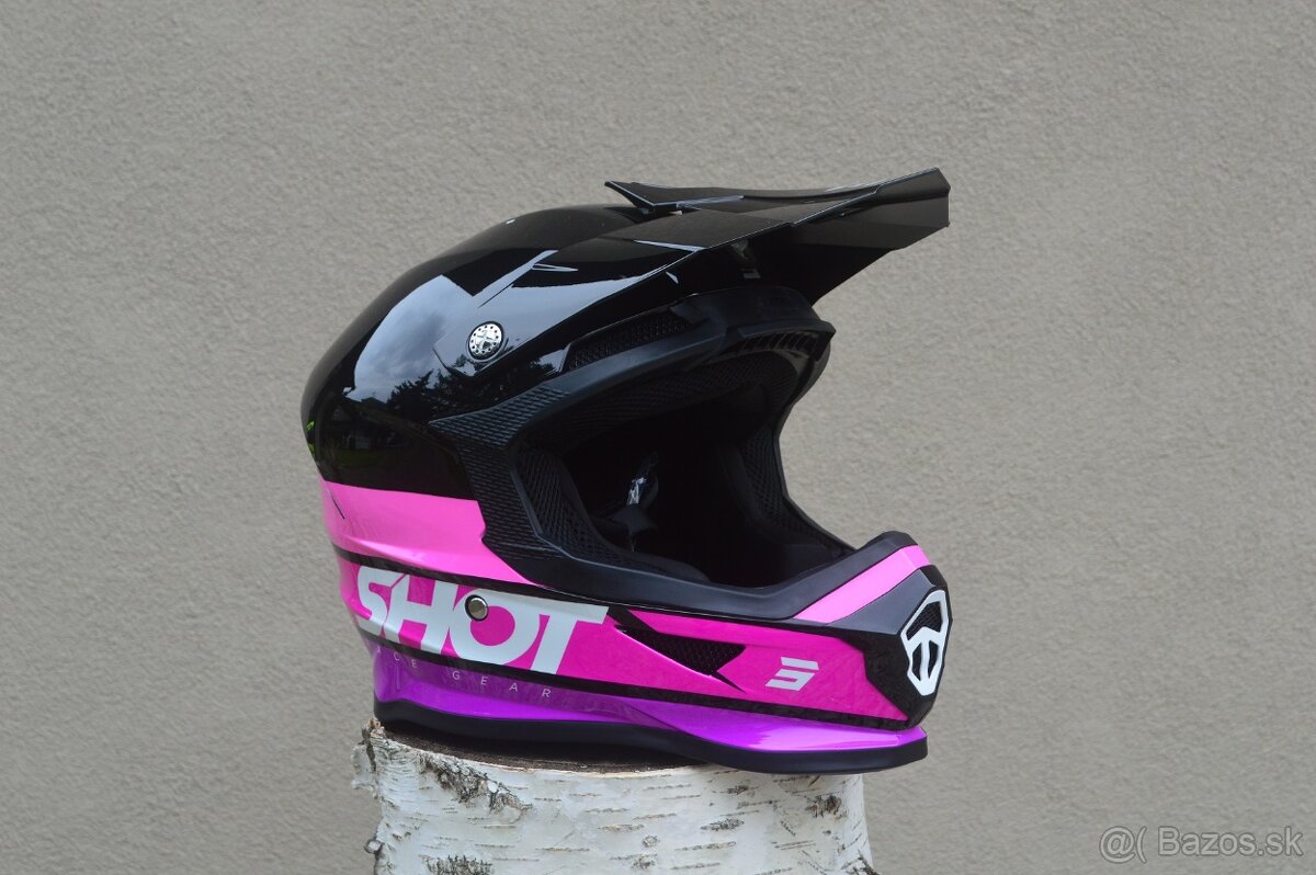 shot čierno ružová helma prilba a okuliare - 4