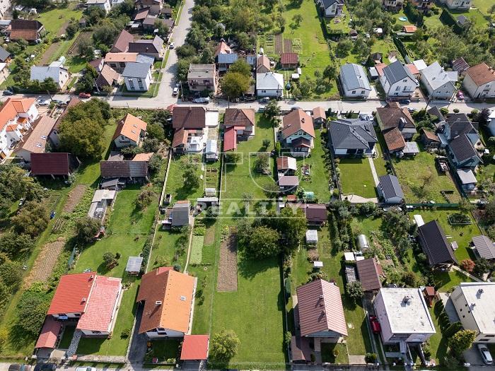 REZERVOVANÉ Na predaj krásny stavebný pozemok v obci... - 4