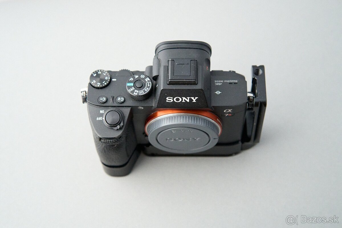 Sony A7R3 + L-bracket, SONY baterka, SD karta – TOP - 4