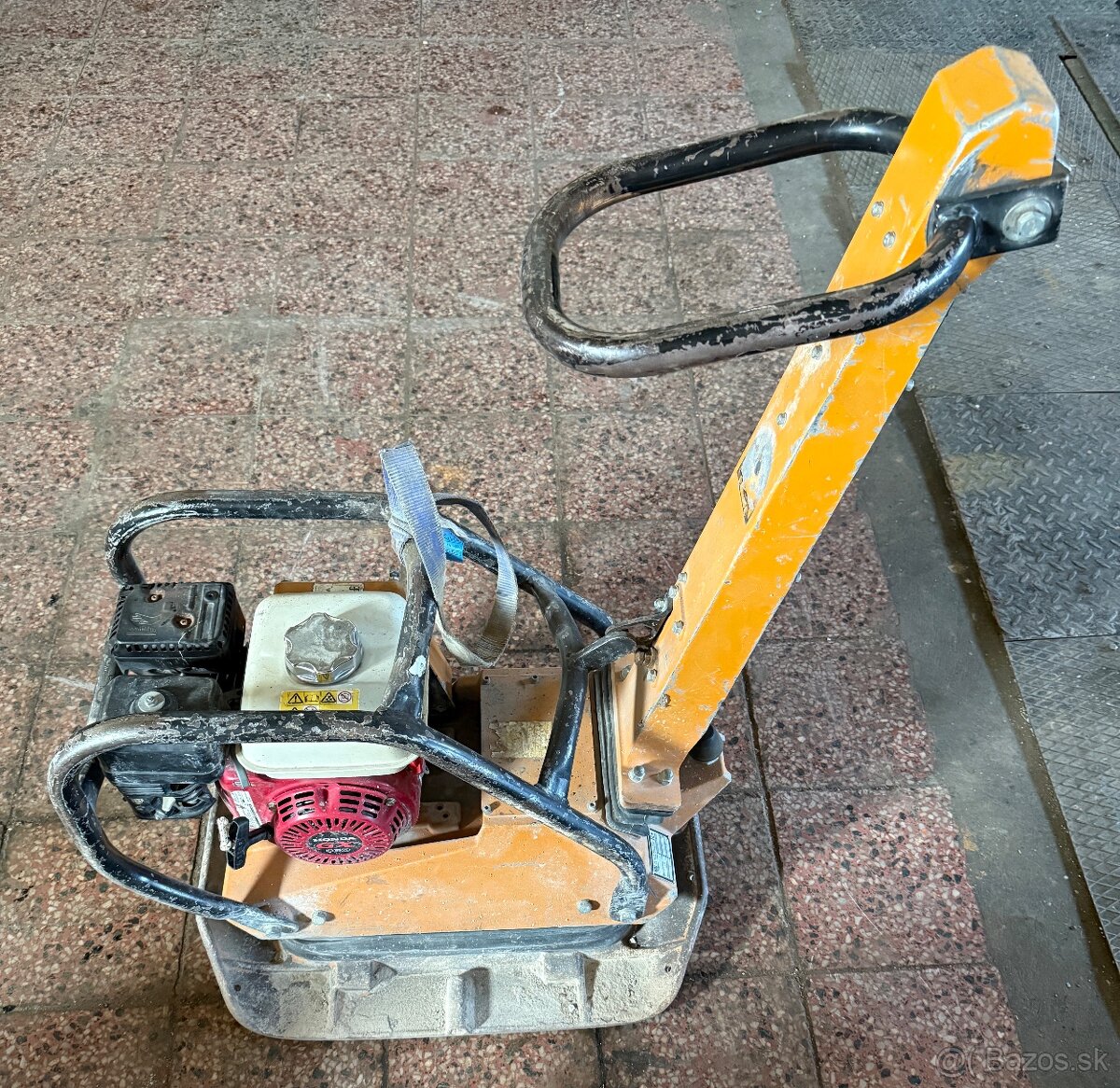 Prenájom vibračná doska, rezačka, kompresor, UNC, vibrovalec - 4