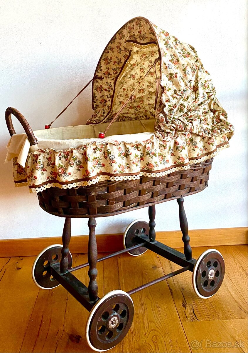 Starý proutěný kočárek - 4