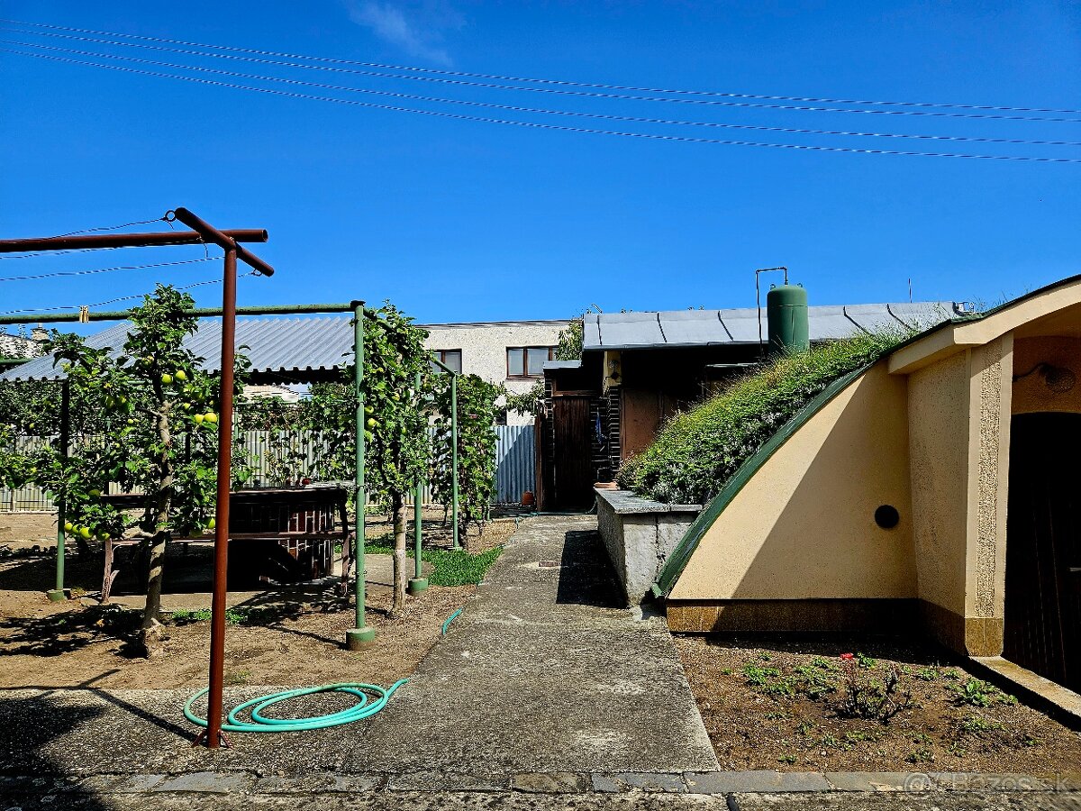 Väčší rodinný dom - garáže pre 4 autá - 4