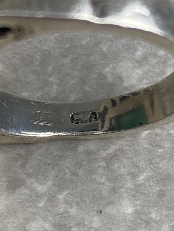 Veľký strieborný prsteň s markasitmi a veľkým zeleným kameňo - 4