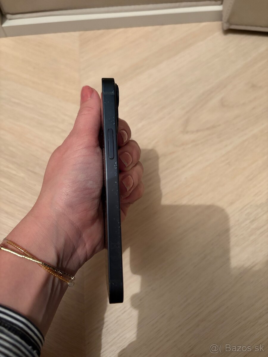 Cierny iphone 13 mini so sluchadkami a nabijackou - 4