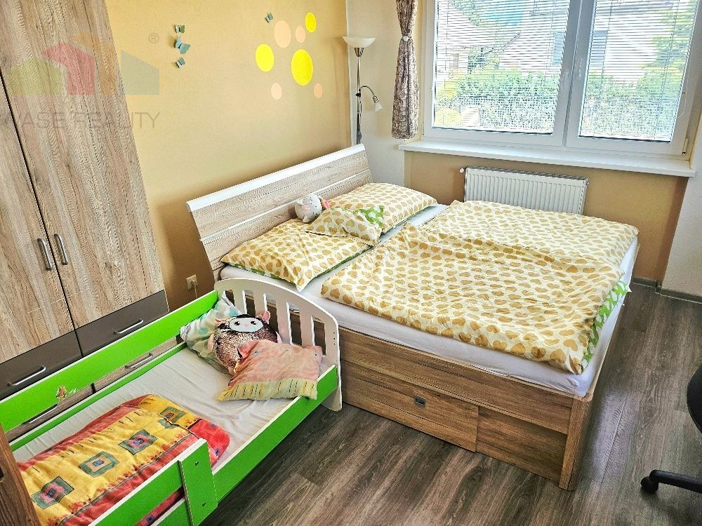 RODINNÝ DOM- VEĽKÉ CHLIEVANY- POZEMOK 1001 m2- 5 IZBOVÝ - 4