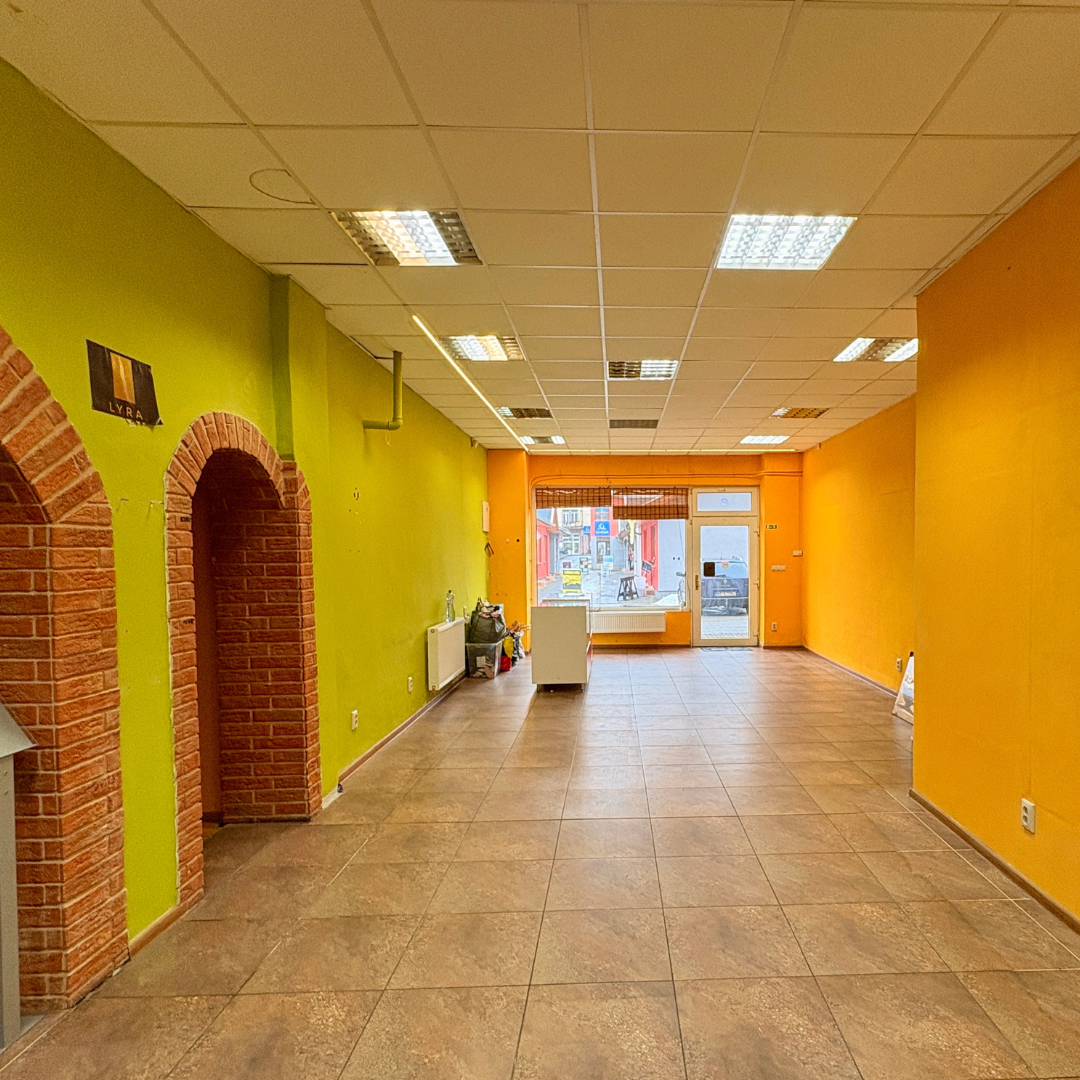 Atraktívny obchodný priestor v centre Levíc - 4