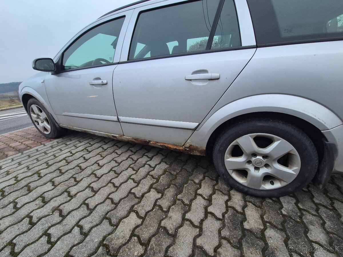 Predám na náhradné diely opel astra station wagon (2006) - 4
