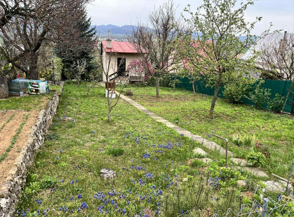 Záhradná chata s výhľadom na mesto - 4