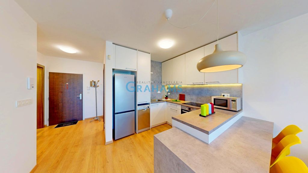 Moderný 2‑izbový byt s terasou, predzáhradkou a vlastným par – foto 4