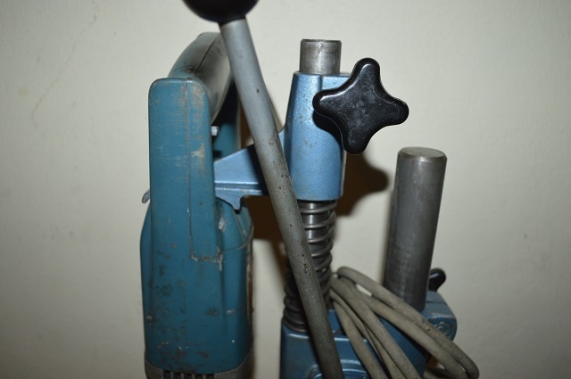 predam masivny liatinovy stojan s vrtackou B&D - 4