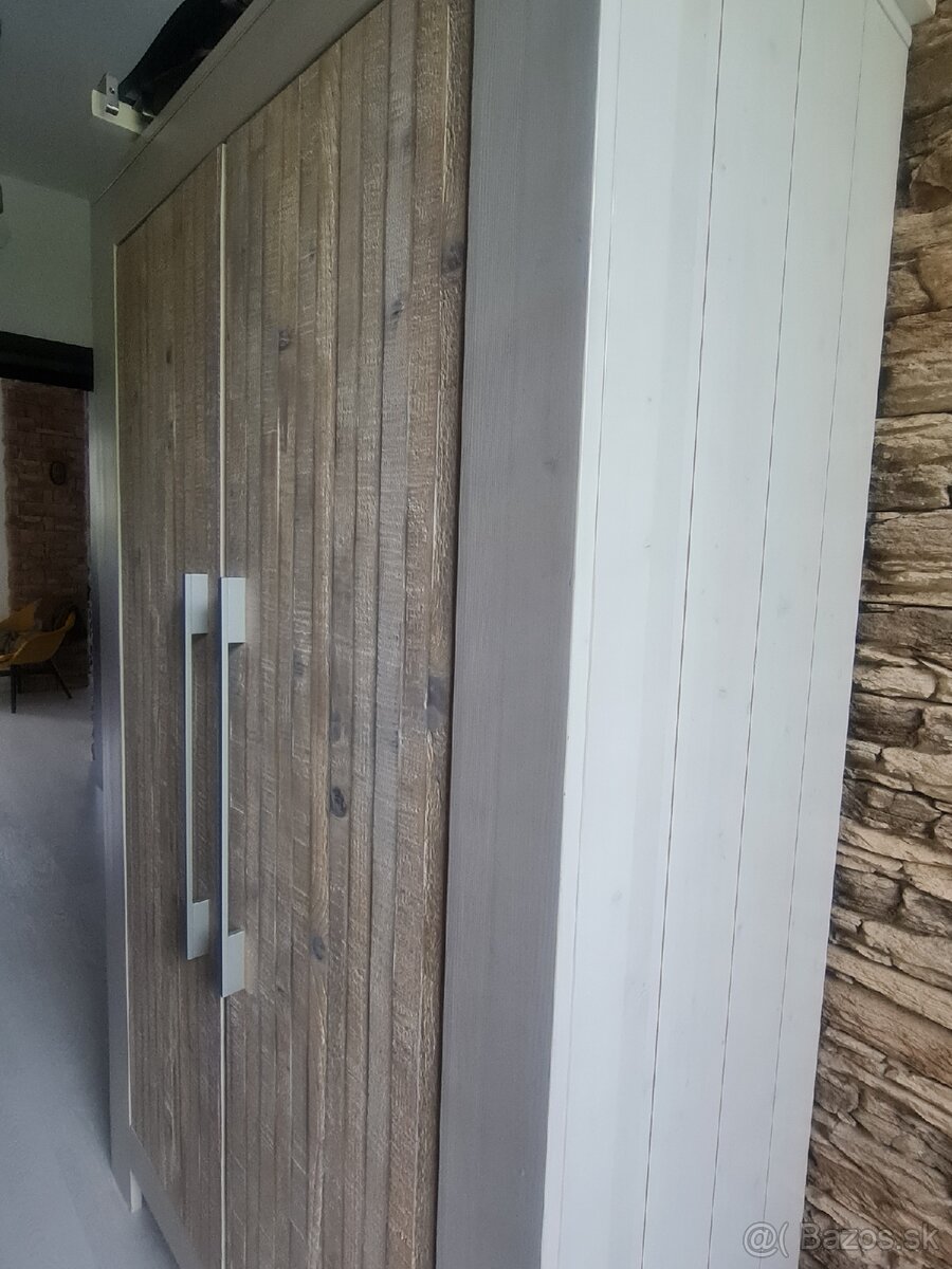 Skriňa a komoda z dreva. - 4