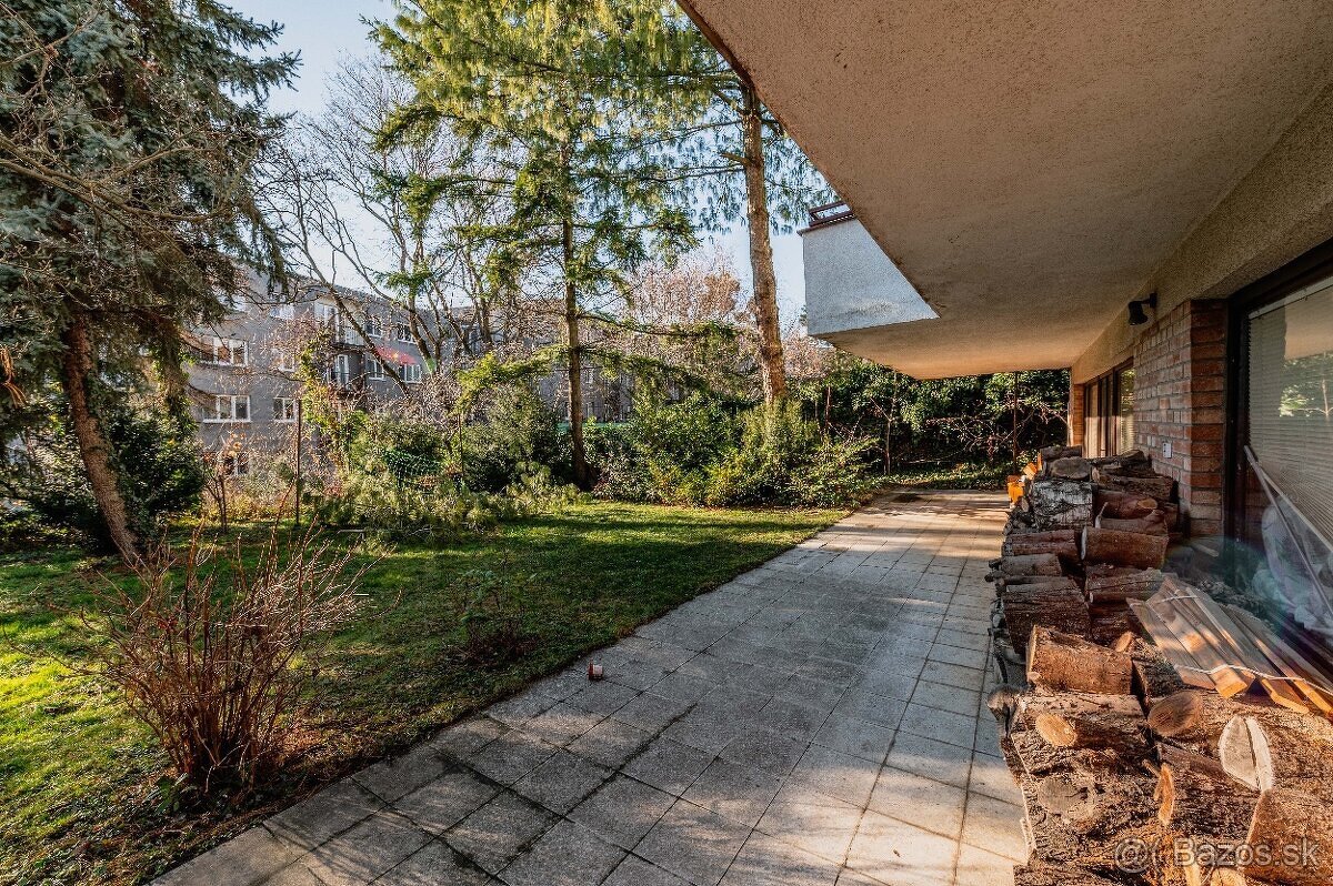 Dvojpodlažný dom Na Hradnom Kopci s dvojgarážou Staré Mesto - 4