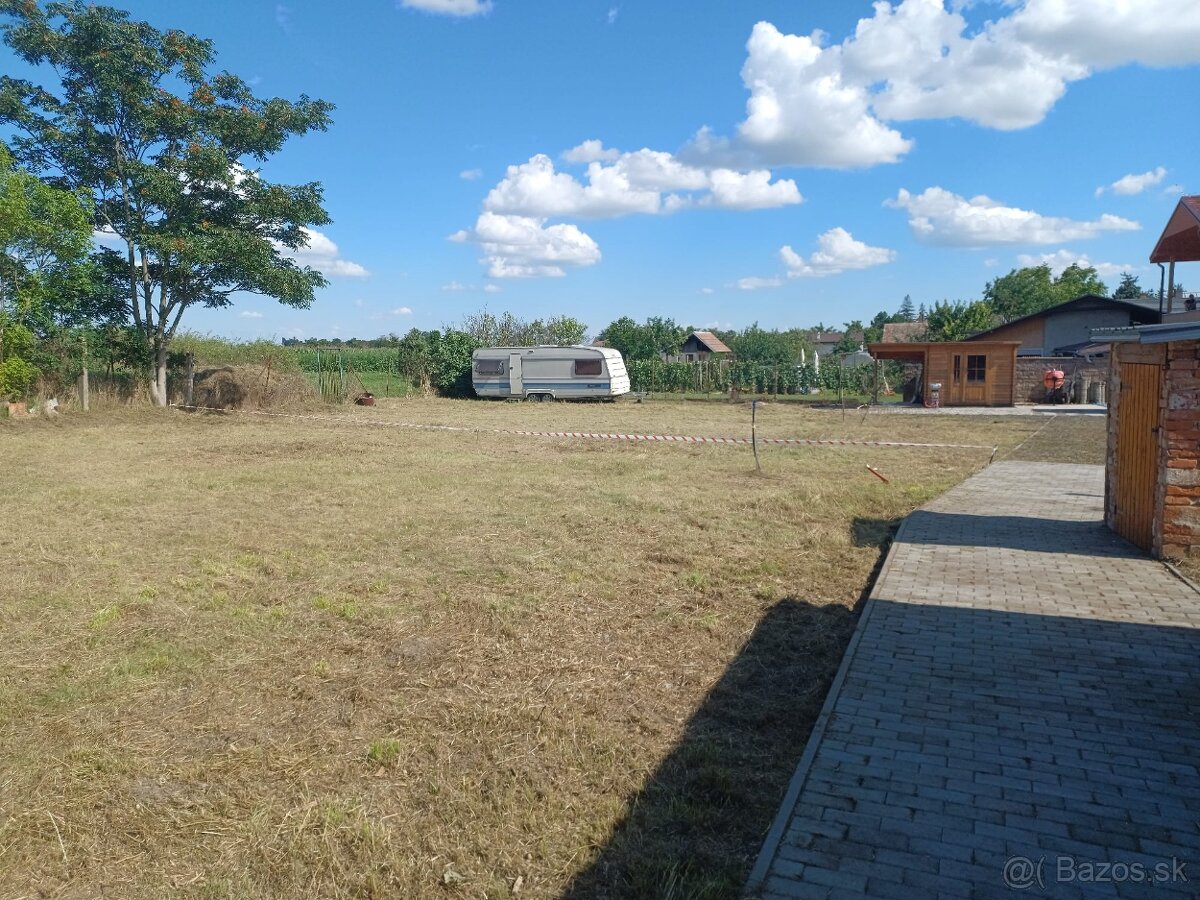 Krásny slnečný pozemok v intraviláne obce Veľký Biel - 4