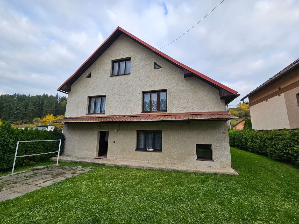 PREDAJ: Priestranný 2-generačný rodinný dom s potenciálom a - 4